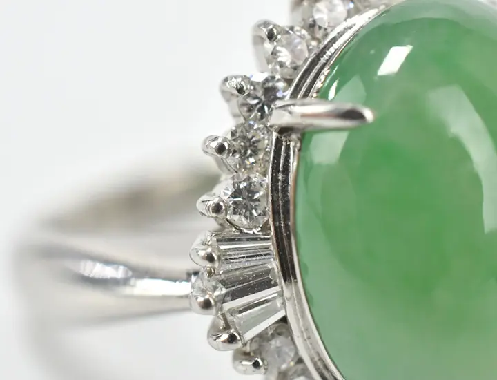 翡翠（ヒスイ）とは？特徴・意味・種類・色の違いなどを徹底解説