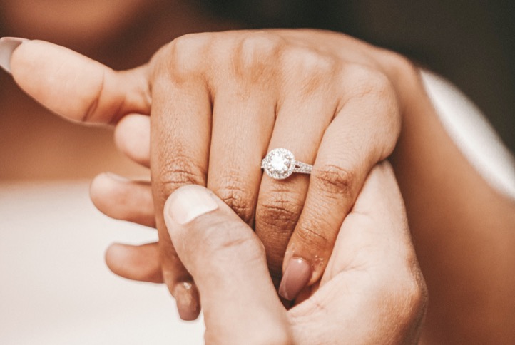 カルティエの婚約指輪の値段はどれくらい？