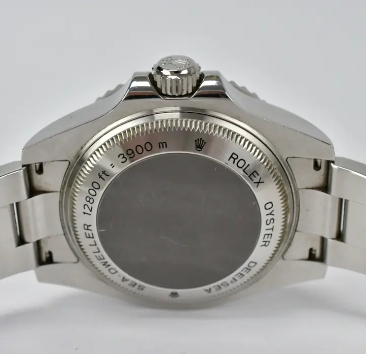 本物のロレックスは裏蓋に刻印がない？刻印入りのモデルもある