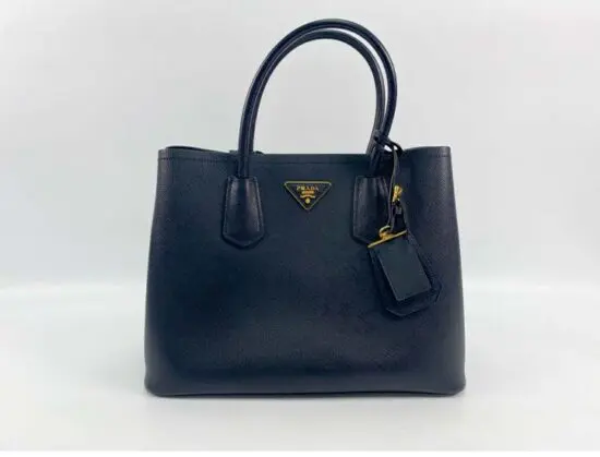 プラダの偽物見分け方6選！ロゴプレートや白タグ、ファスナーに注目