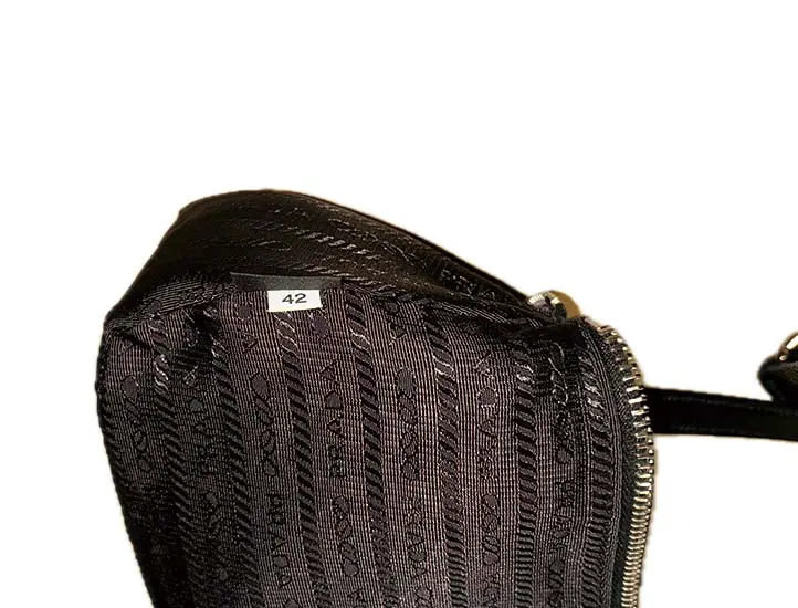 プラダの偽物見分け方6選！ロゴプレートや白タグ、ファスナーに注目