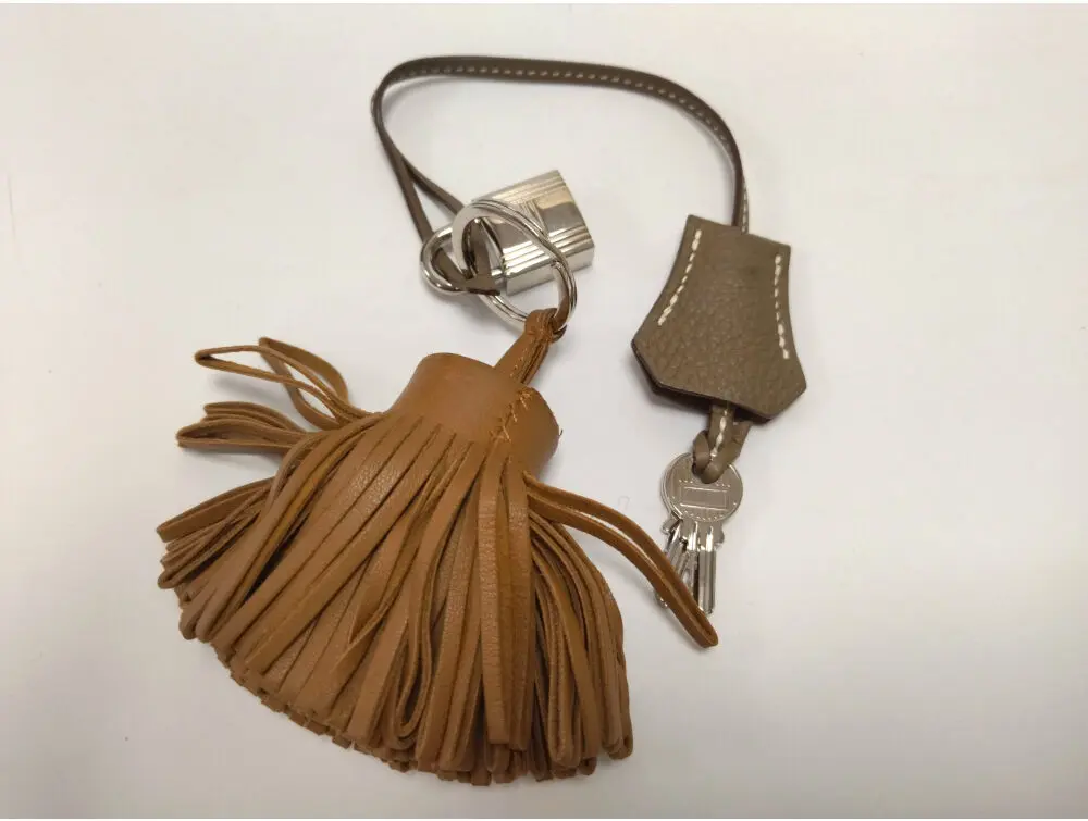 エルメス「カルメン」の使い方4選＆バッグとの合わせ方アイディア