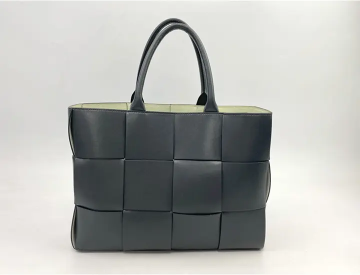 Yuki⭐︎ BOTTEGA VENETA ボッテガヴェネタ チェック ボッテガ・ヴェネタの偽物の見分け方！タグやシリアル番号など本物との