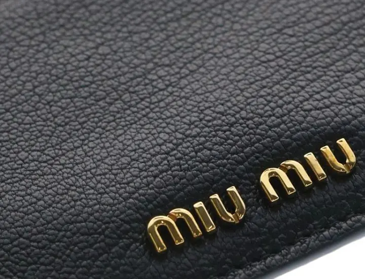 ミュウミュウの偽物の見分け方8選！ヘアクリップやマテラッセなどの