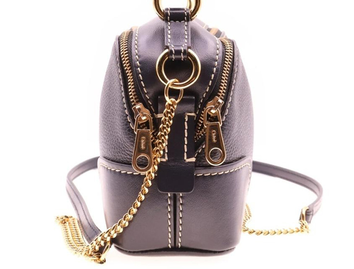 クロエのバッグ。ファスナーなどの金属部分を示している。