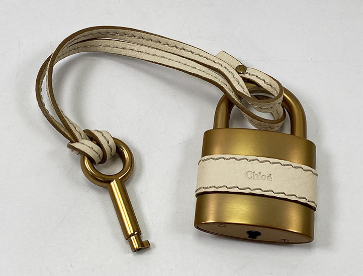クロエのパディントンバッグに付属する南京錠と鍵の例。
