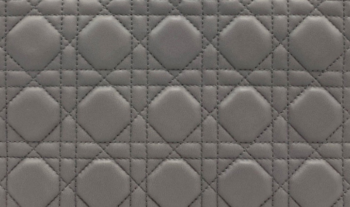 レディディオールの特徴であるカナージュステッチ。格子模様が左右対称で、バッグの中心線とステッチが正確に揃っている。