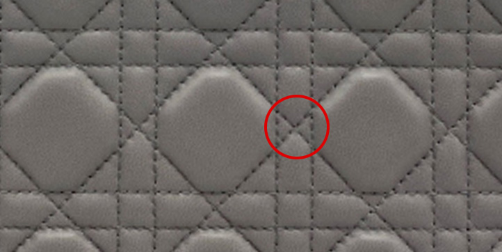 レディディオールのカナージュ拡大。垂直・水平・斜めのステッチが重なる部分に、均一な大きさの三角形ができている様子。