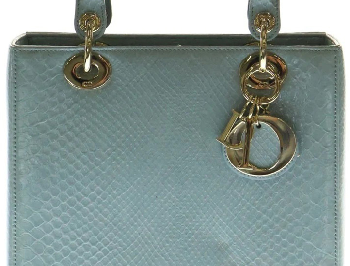 レディディオールのバッグのステッチ。本物は返し縫いをせず、糸の端を裏側で処理しているため表面が美しい。