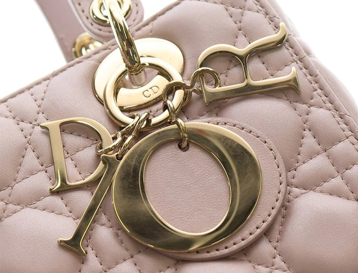 レディディオールのDIORロゴチャーム。接続金具に厚みがあり、金具の隙間が目立たないよう内側を向いている。