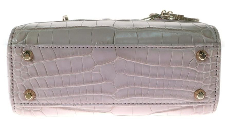 レディディオールバッグ底面の縫い目。本物は長辺のステッチが短辺に重ならないよう手前で止まっている。