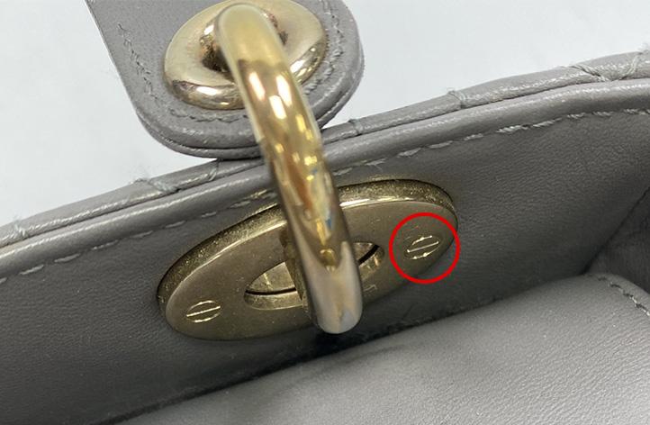 ハンドル付け根のハトメ部分。マイナスネジで固定されている。