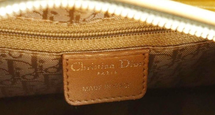 バッグ内側のChristian Diorロゴタグ。型押しによるはっきりとした凹凸と、均一でていねいなステッチ。