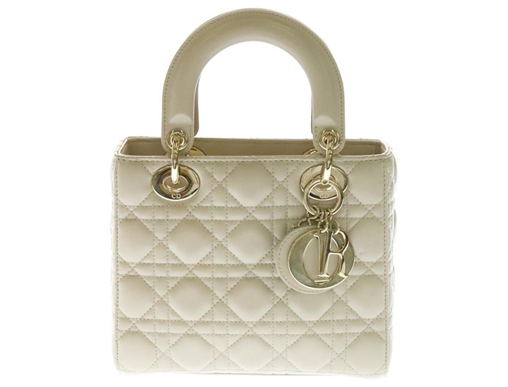 平面に置かれたレディディオールのハンドバッグ。素材にハリがあり、美しい曲線を描きながら安定して自立している。