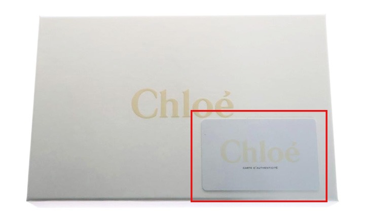 クロエの付属品。箱とギャランティカードの例。クロエのアイテムを購入すると付いてくることが多い。