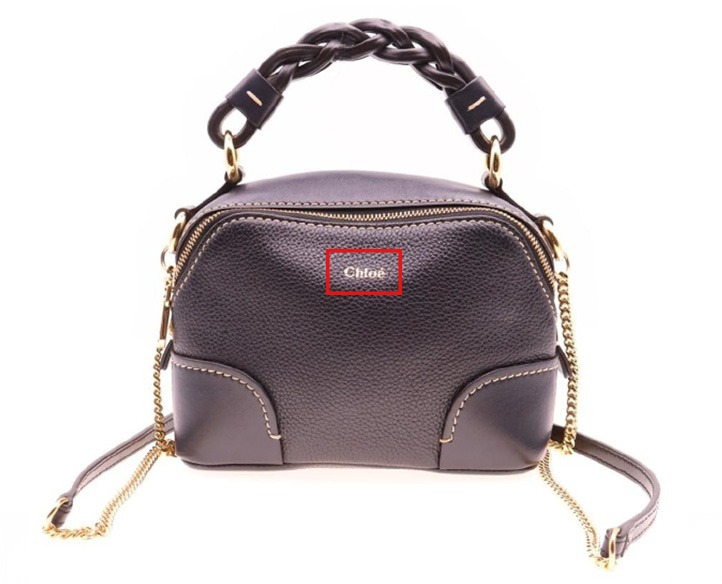 クロエのバッグ。箔押しロゴの例を示している。