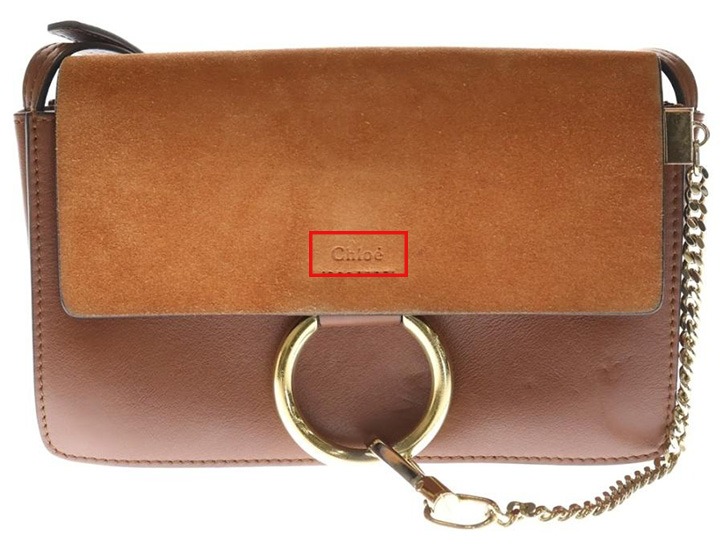 クロエのバッグ。型押しロゴの例を示している。