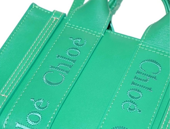 クロエのバッグ。縫製や刺繍の例を示している。