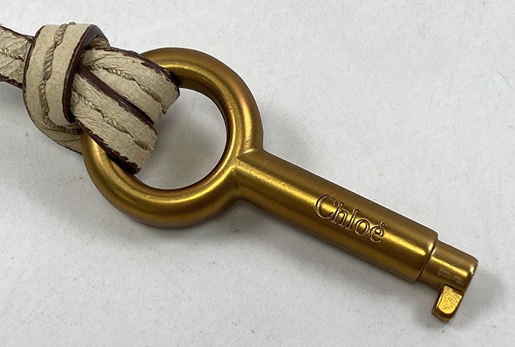 クロエのパディントンバッグに付属する鍵の例。