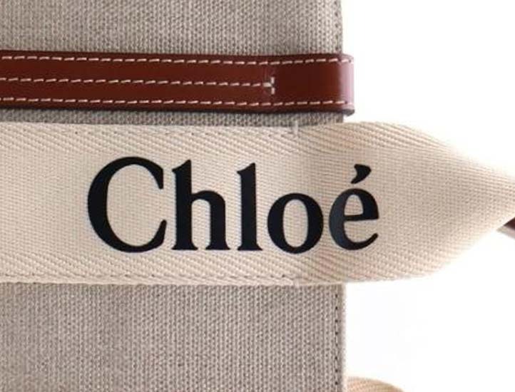 クロエのウッディトートバッグのロゴリボン部分。
