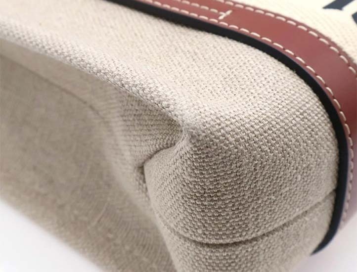 クロエのウッディトートバッグの底部分。リネン素材を示している。
