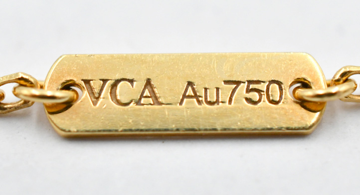 ヴァンク正規品のVCAロゴ刻印。線の歪みがなく、字間が均一に整っている状態。