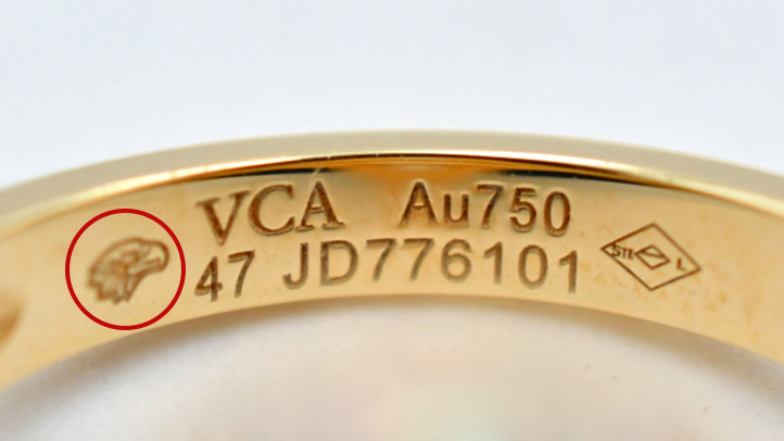 ヴァンクリ正規品に施された18Kを示すイーグルヘッド（鷲の頭）のホールマーク。細部まで鮮明な刻印。