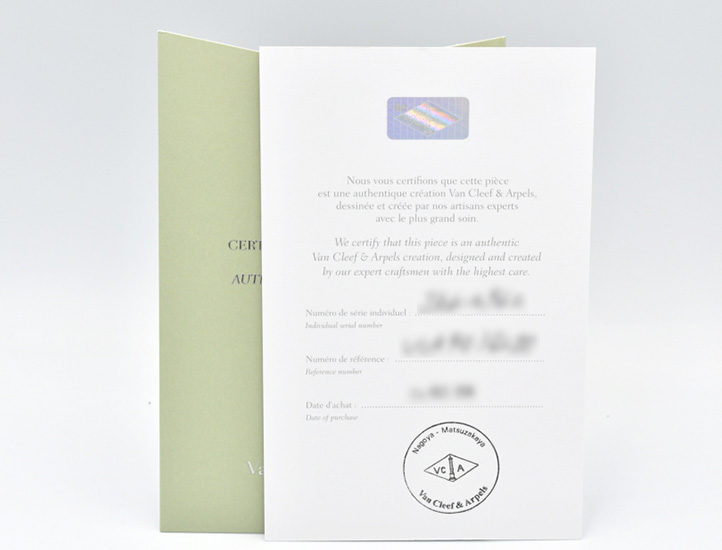 ヴァンクリーフ＆アーペルの正規品保証書（ギャランティカード）。正確なフォントと鮮明なスタンプ、揃ったページナンバー。