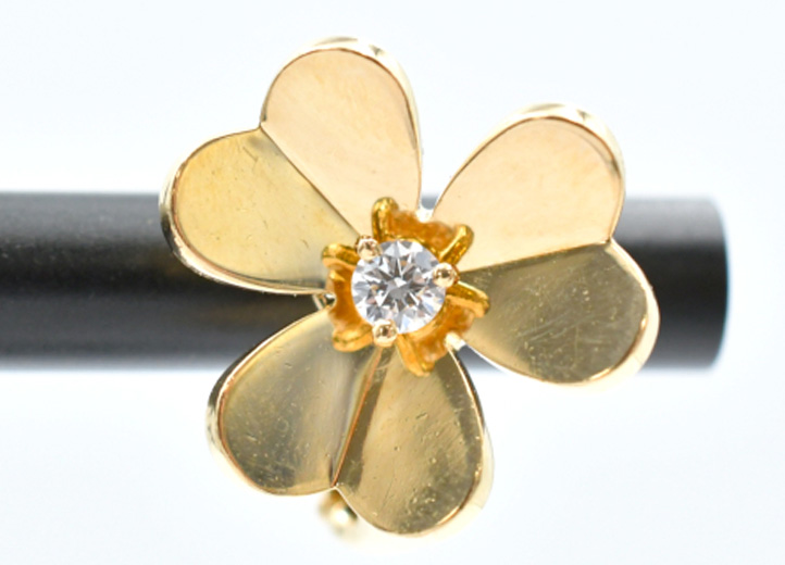 高品質な18金素材を使用したヴァンクリ正規品の質感。上品な光沢と落ち着いた色味。