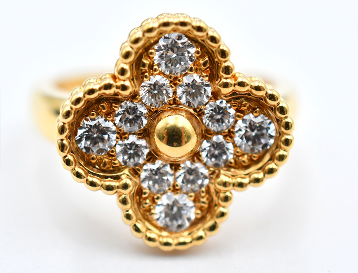 ヴァンクリ正規品の宝石セッティング。パヴェモデルのダイヤモンドが精密に敷き詰められた様子。