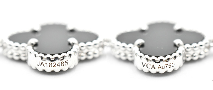 アルハンブラモチーフ側面のシリアルナンバーとVCAロゴ・素材を表す刻印。精巧な彫りと、横から見ても美しい縁取りの粒立ち。