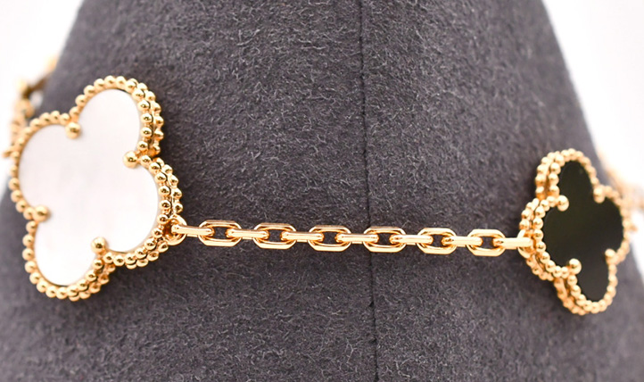 ヴァンクリ正規品のブレスレットチェーン。均一な形状のコマが繋がり、上品な輝きを放つ高品質な仕上げ。