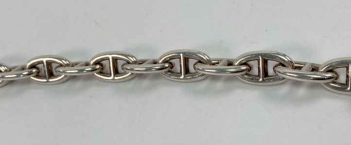 錨の鎖を模したシェーヌ・ダンクルのコマ。中央の棒が直線で、Hのシルエットを構成する均整のとれた形状。