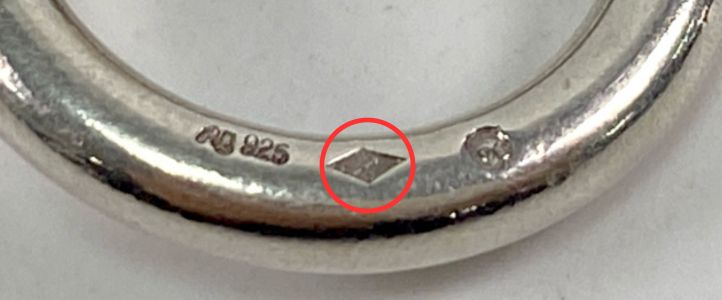 ひし形の中に記号やアルファベットが刻印されたシェーヌ・ダンクルのメーカーズマーク（工房印）。