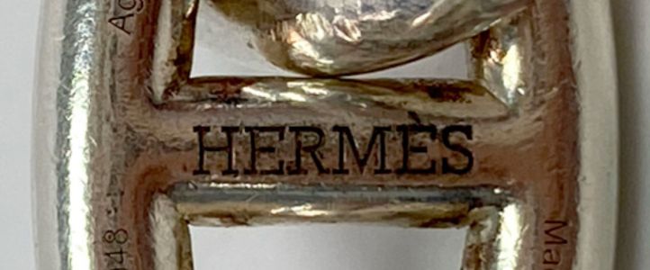 エルメス シェーヌ・ダンクルのブレスレットに施された「HERMÈS」のレーザー刻印。